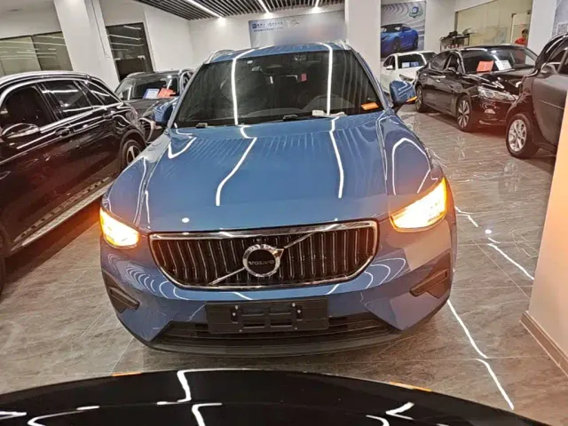 Volvo XC40 — Фото автомобиля 2