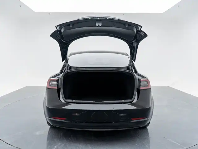 Tesla Model 3 — Фото автомобиля 9