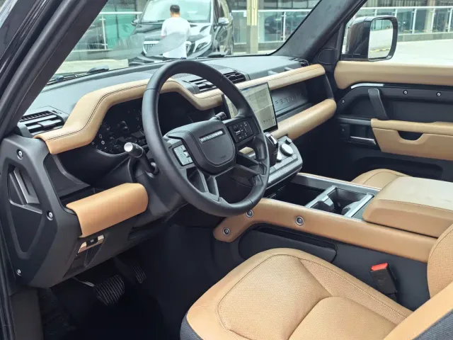 Land Rover Defender — Фото автомобиля 12