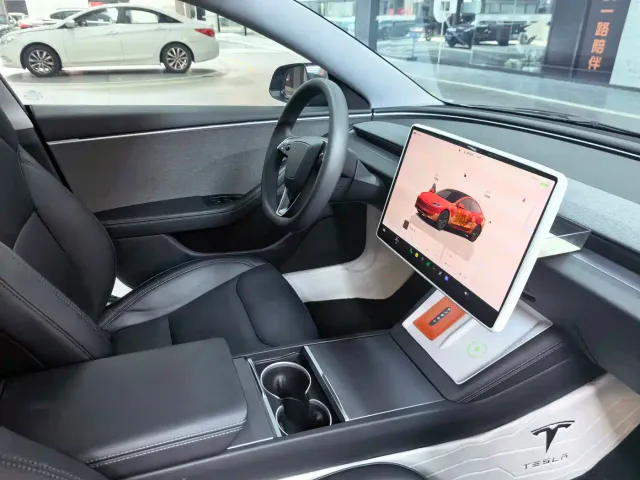 Tesla Model 3 — Фото автомобиля 7