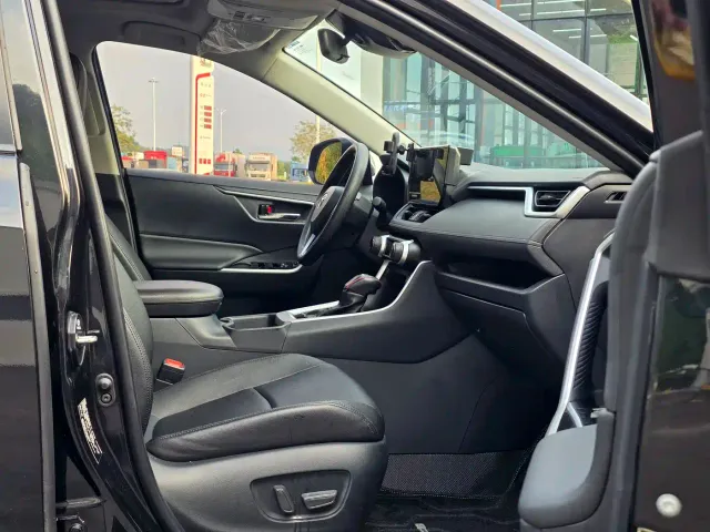 Toyota RAV4 — Фото автомобиля 10