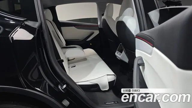 Tesla Model Y — Фото автомобиля 17