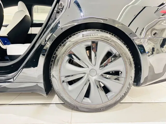 Tesla Model S — Фото автомобиля 19