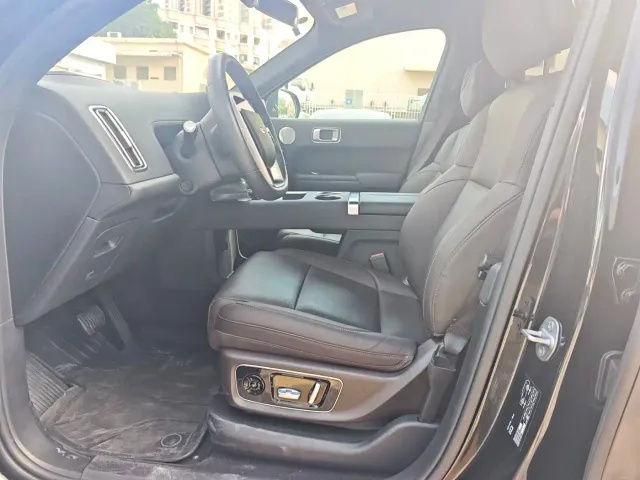 Li Auto L8 — Фото автомобиля 11