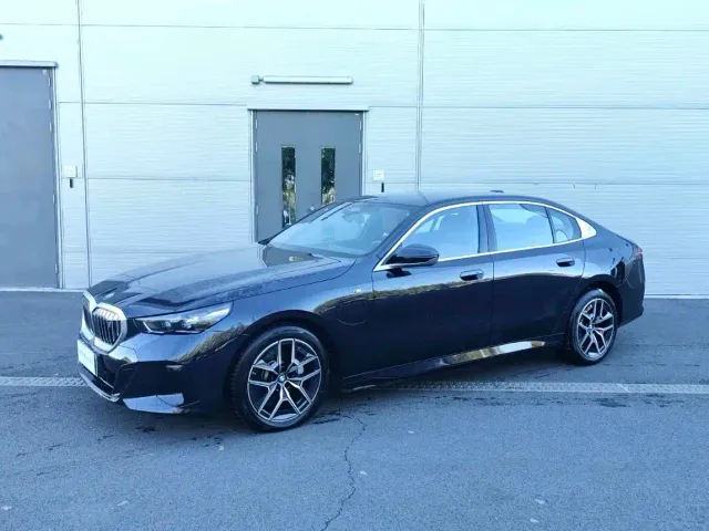 Фотография автомобиля — BMW i5
