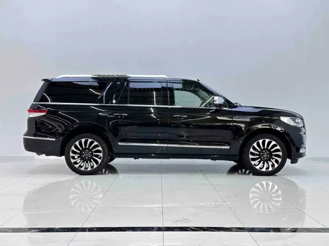 Lincoln Navigator — Фото автомобиля 3