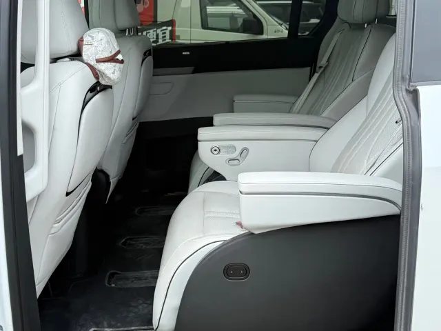 Xpeng X9 — Фото автомобиля 5