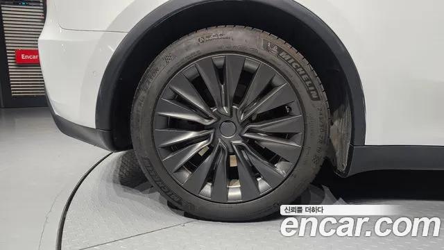 Tesla Model Y — Фото автомобиля 5