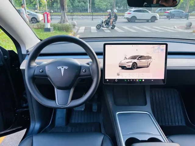 Tesla Model Y — Фото автомобиля 13