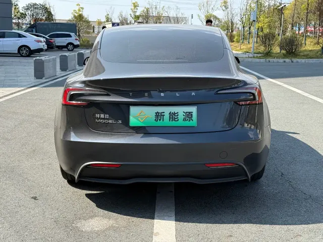 Tesla Model 3 — Фото автомобиля 8
