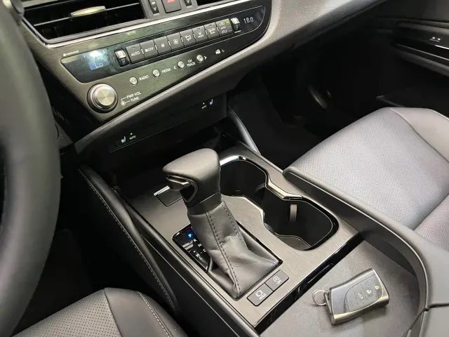 Lexus ES — Фото автомобиля 19