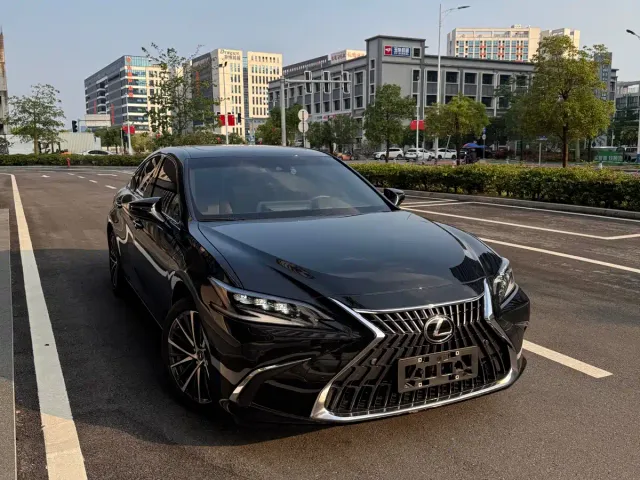 Lexus ES — Фото автомобиля 11