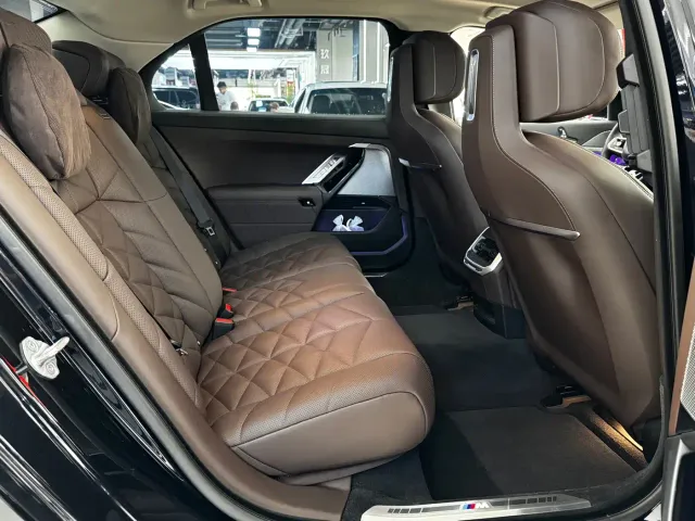 BMW 7 Series — Фото автомобиля 14