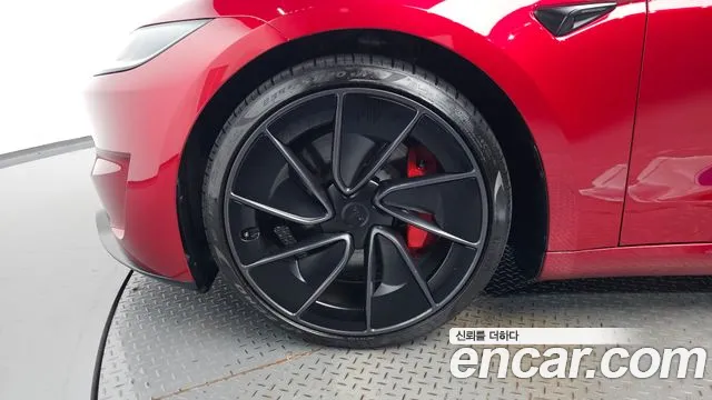 Tesla Model 3 — Фото автомобиля 5