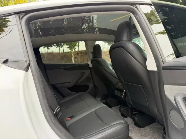 Tesla Model Y — Фото автомобиля 5