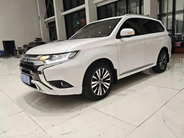 Фотография автомобиля — Mitsubishi Outlander
