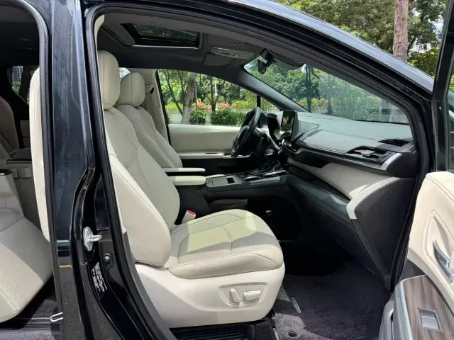Toyota Sienna — Фото автомобиля 6