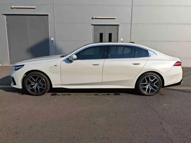 BMW i5 — Фото автомобиля 5