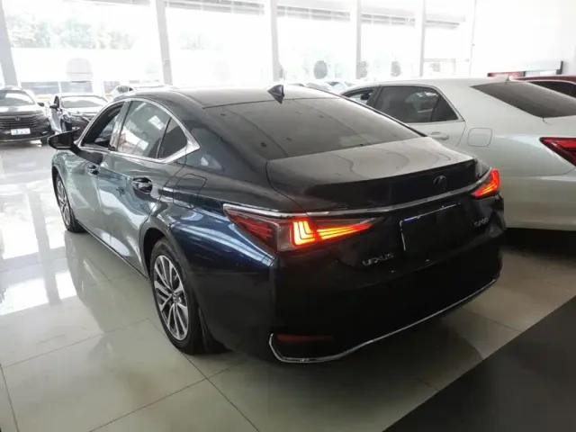 Lexus ES — Фото автомобиля 4