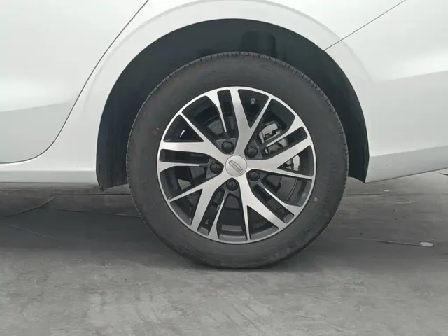 Geely Emgrand — Фото автомобиля 11