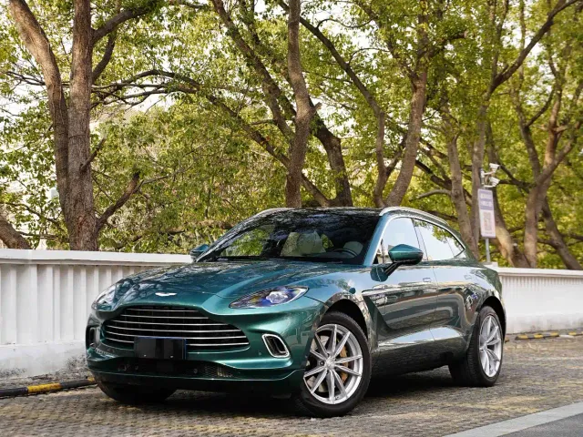 Фотография автомобиля — Aston Martin DBX