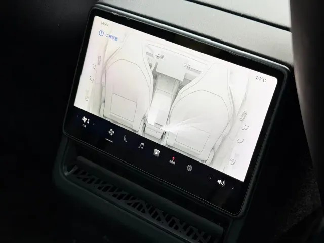 Tesla Model Y L — Фото автомобиля 8