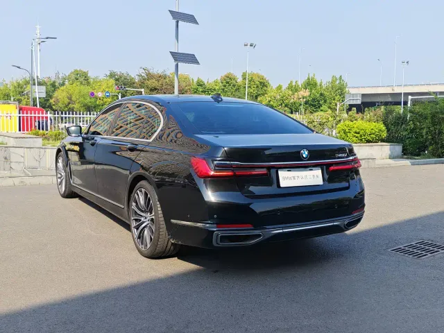 BMW 7 Series — Фото автомобиля 7