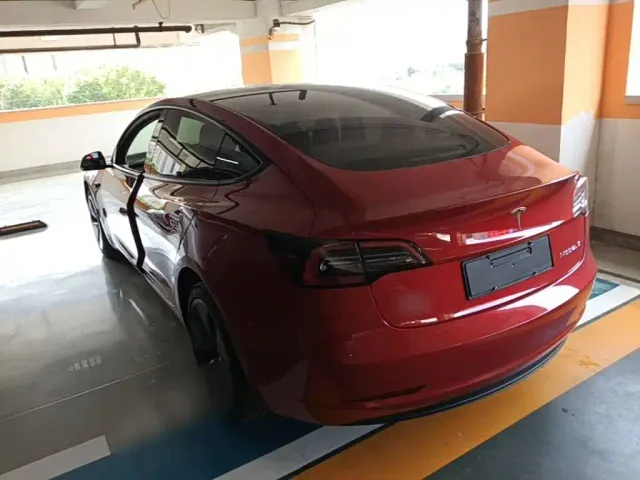 Tesla Model 3 — Фото автомобиля 4
