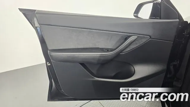 Tesla Model Y — Фото автомобиля 13