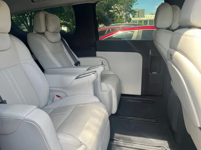 Li Auto MEGA — Фото автомобиля 5