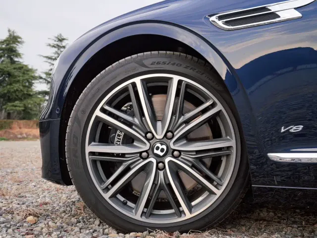 Bentley Flying Spur — Фото автомобиля 4