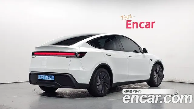 Tesla Model Y — Фото автомобиля 3