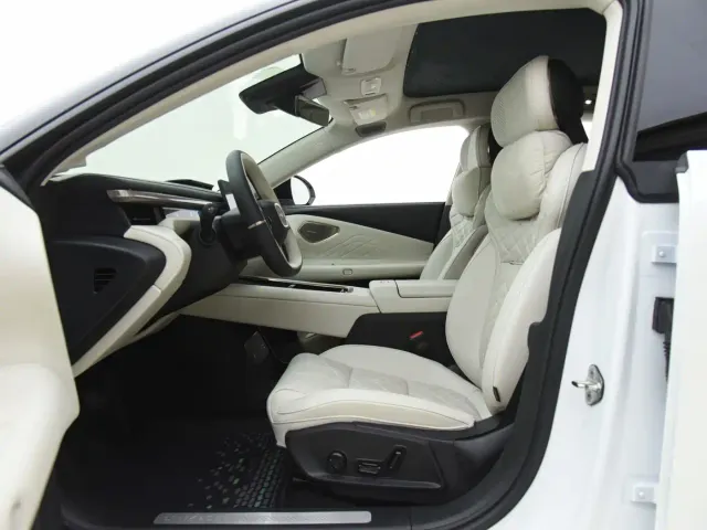 Lynk & Co Lynk & Co 10 EM-P 2025 240km Base — Фото автомобиля 6