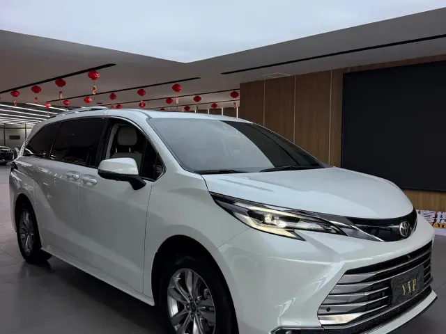 Toyota Sienna — Фото автомобиля 2
