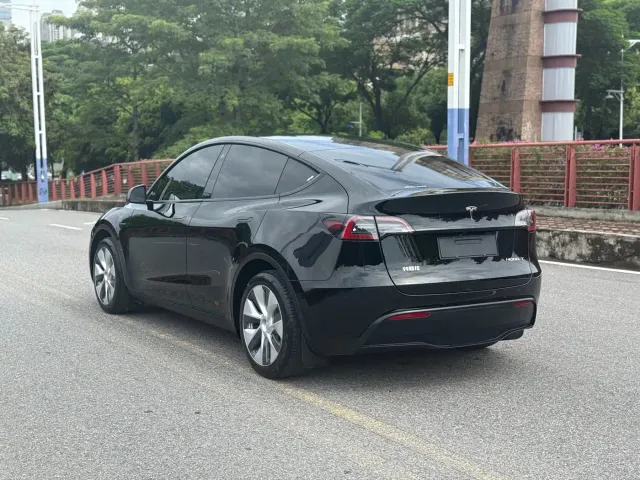 Tesla Model Y — Фото автомобиля 17