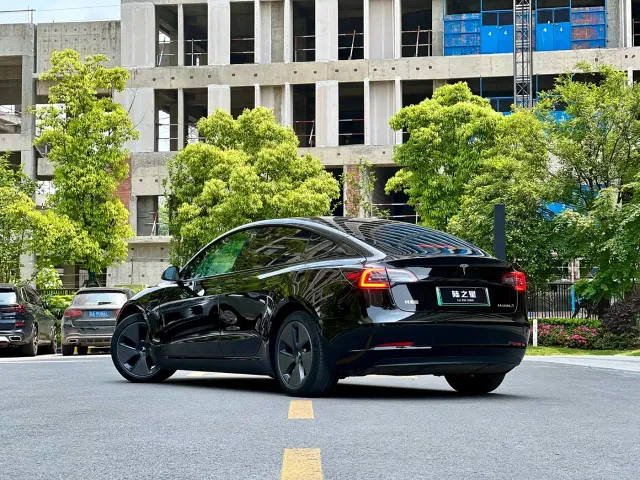 Tesla Model 3 — Фото автомобиля 5
