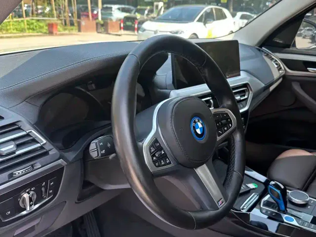 BMW iX3 — Фото автомобиля 3