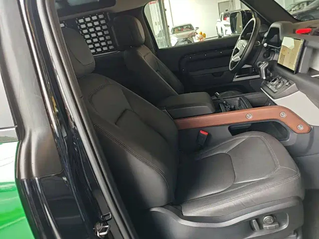 Land Rover Defender — Фото автомобиля 24