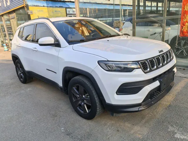 Jeep Compass — Фото автомобиля 3