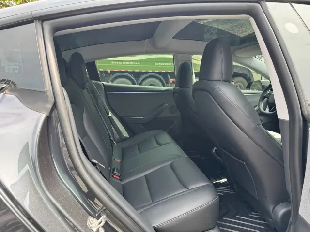 Tesla Model 3 — Фото автомобиля 7