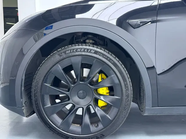 Tesla Model Y — Фото автомобиля 9