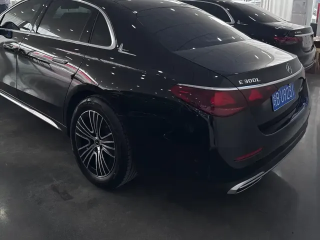Mercedes-Benz E-Class — Фото автомобиля 4