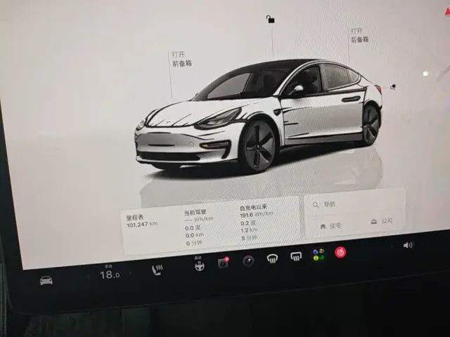Tesla Model 3 — Фото автомобиля 11