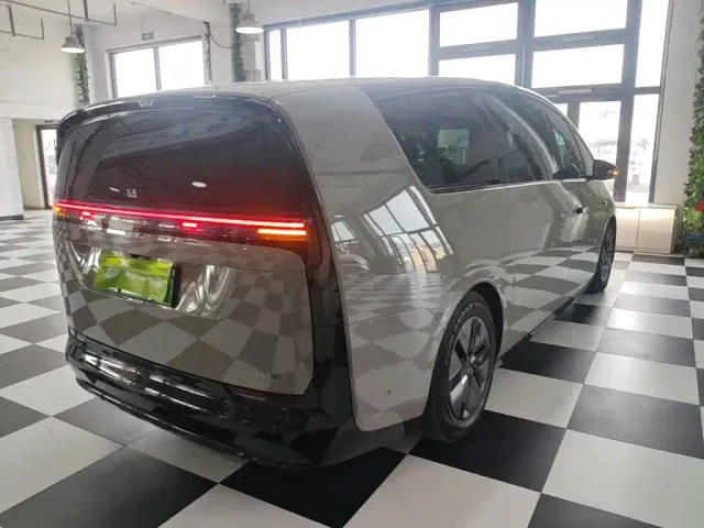 Li Auto MEGA — Фото автомобиля 6