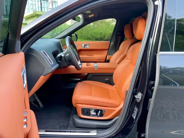 Li Auto L8 — Фото автомобиля 9