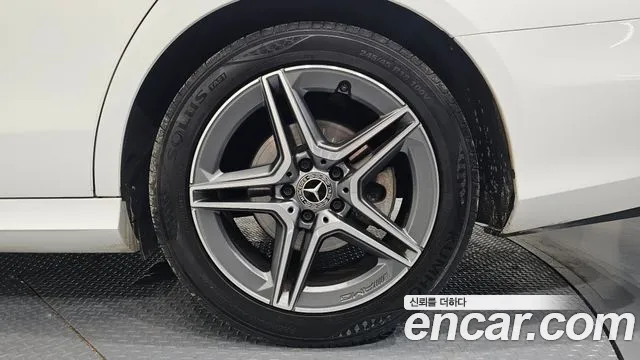 Mercedes-Benz E-Class — Фото автомобиля 21