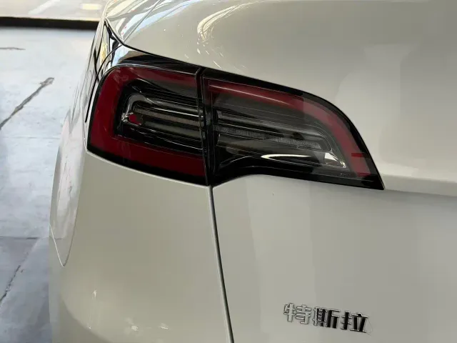 Tesla Model Y — Фото автомобиля 15