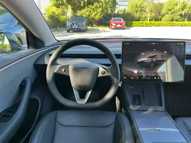 Tesla Model 3 — Фото автомобиля 5