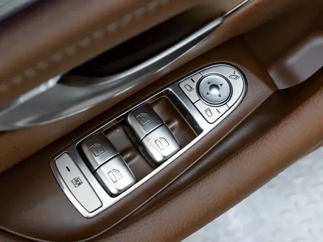 Mercedes-Benz E-Class — Фото автомобиля 23