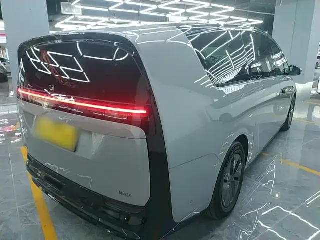 Li Auto MEGA — Фото автомобиля 6